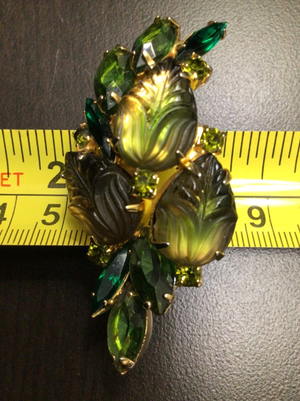 Vintage Green Molded Givre Glass Rhinestone Brooch Goldtone Metal - Picture 14 of 16